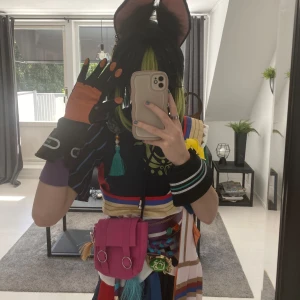Säljer Tighnari Cosplay - Köpt från DokiDoki. Bara använd en gång och är i bra skick. Enbart kedjorna på handskarna som saknas.