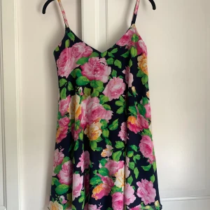 Blommig klänning - Oneness - Blommig sommarklänning från Oneness (köpt från Nelly.com). Storlek XS. Nyskick - aldrig använd 🌸