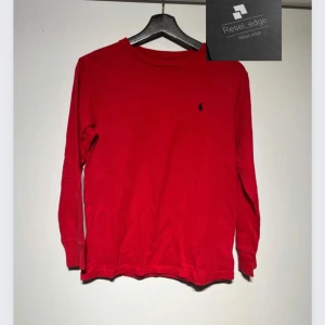 Lång armad T-shirt - Säljer denna i super fint skick, storlek M men passar även S, hör av er om ni undrar något:)