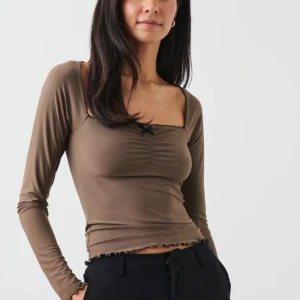 En snygg tröja - Här säljs en snygg topp. Den är helt oanvänd och i perfekt skick. Pris går att diskutera🙌🏼🙌🏼 vill du ha mera bilder meddela mig