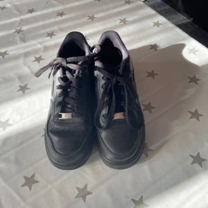 Svarta air force  - Säljer dessa svarta air force som är i väldigt bra skick eftersom de knappt är använda.