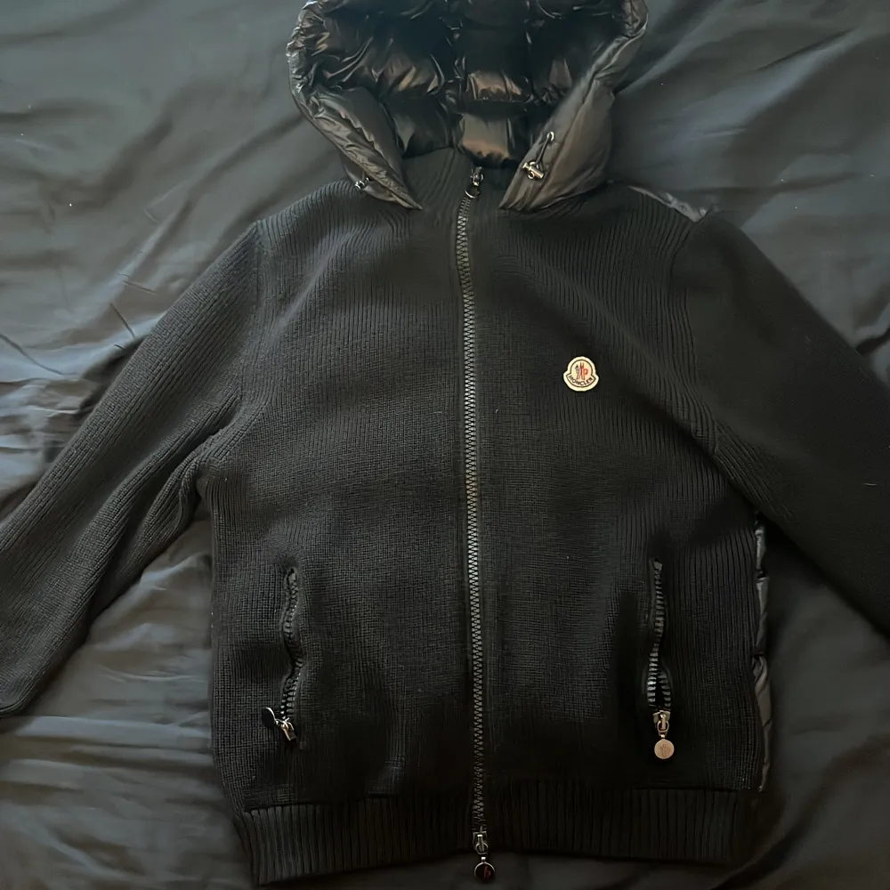 Tjena, säljer en äldre modell Moncler Cardigan som är riktigt fet. Storlek XXL. Perfekt när de blir lite kallt utomhus. Hör av dig vid minsta lilla fråga 🙋. Pris kan diskuteras. . Jackor.