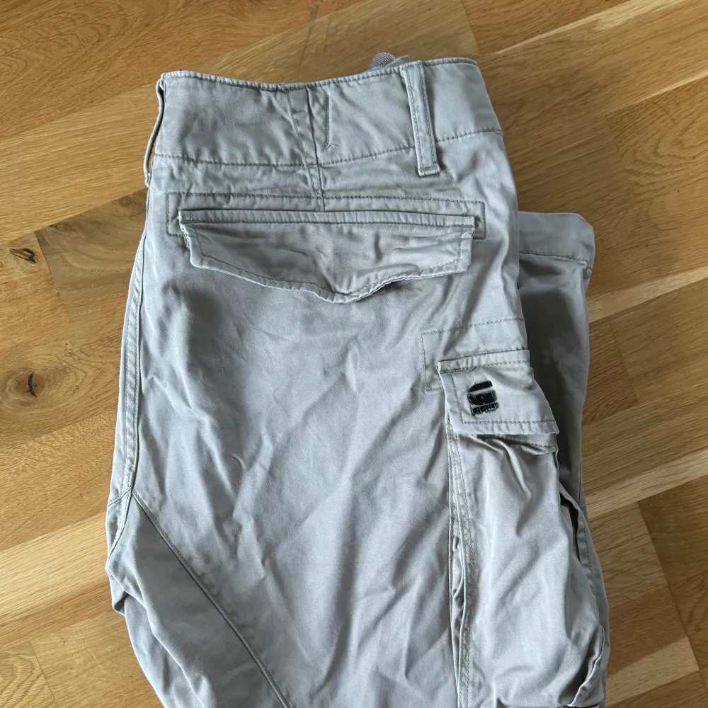 Beige cargobyxo från G-star, säljes åt min lillebror pga brist på användning. Använda ett antal gånger under sin 2 årsperiod i hans gaderob.. Jeans & Byxor.