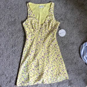 Klänning - Jättefin blommig klänning som aldrig är använd med lappen kvar, skriv för fler bilder 💓