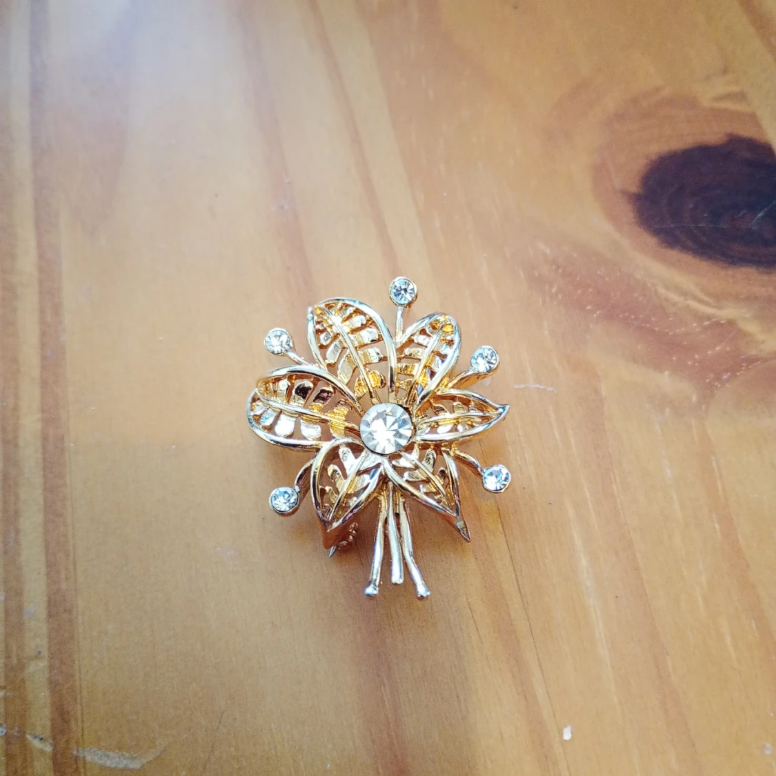 Brosch mönstrad guldfärgad blomma - 90