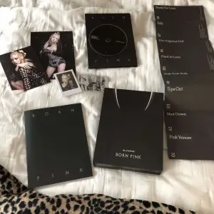 Säljer mitt blackpink album, som innehåller allt som jag fick med förutom klistermärken och några photocards.