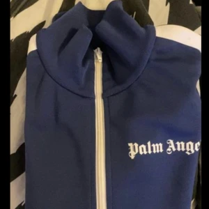 Palm angels tröja  - Säljer min palm angels tröja som inte har kommit till någon användning, tröjan är i fint skick finns att hämta här i Stockholm, har tyvärr inte kvitto men har orderbäkreftelse från highendmarkets
