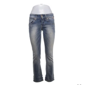 Replay jeans - Bootcut, lågmidjadr replayjeans. Köpta på Sellpy men passade tyvärr inte i längden. Köpta för 190kr.