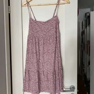 Sommarklänning  - Så najs sommarklänning. Perfekt nu i sommar. Xs men passar S