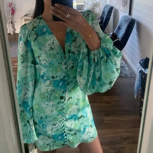 Adoore klänning  - Adoore klänning i modellen Florence. Färgen mint i storlek 36. Endast använd 1 gång. Nypris 1495kr