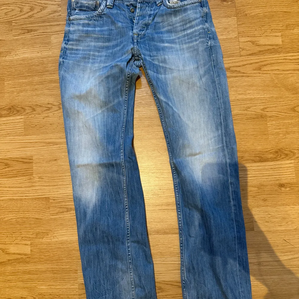 Oversized på mig som har storlek 36 i jeans, passar mig i längden som är 170. Jeans & Byxor.