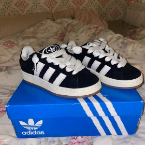 Adidas Campus 00s - Svarta adidas campus 00s i storlek 38! Helt oanvända och i original lådan. Pris kan diskuteras vid snabb affär. 
