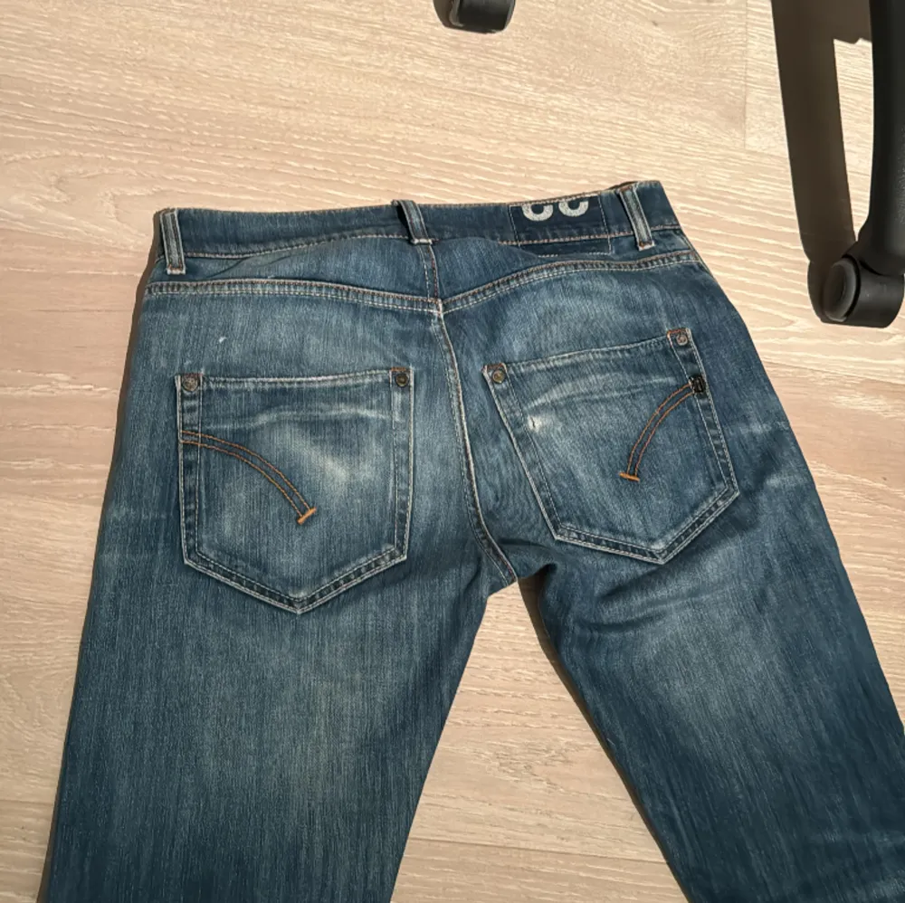 Säljer nu dem här dondup jeansen då dem inte används längre, hör av er för frågor eller annat, storlek 32. Jeans & Byxor.