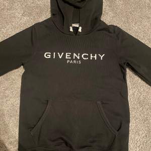 Det är en givenchy hoodie och man får med byxor som är till tröjan för det är en dress. Köpt från nk i Stockholm för. Nypris ca 5000. 