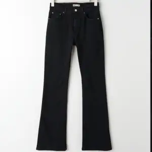 Säljer dessa superfina jeans ifrån ginatricot. Det är modellen ”full length flare jeans”. Dom är använda fåtal gånger och är i väldigt bra skick. Stl 34 men den passar även 36 då dem är ganska töjbara.
