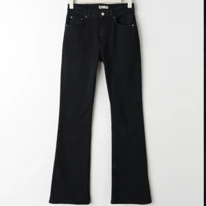 Gina jeans - fina jeans ifrån ginatricot. Det är modellen ”full length flare jeans”.  Stl 34 men den passar även 36 då dem är ganska töjbara.