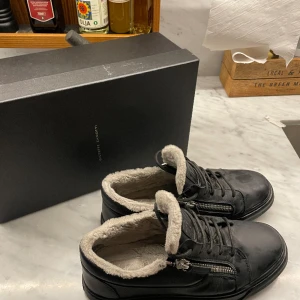 Giuseppe Zanotti - Guiseppis köpta på farfetch andvända i drygt 3 månader. Kan gå ner i pris samt byta!