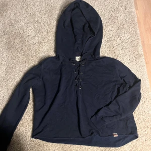 Ralph Lauren tröja - Huvtröja från Ralph Lauren med fina detaljer!