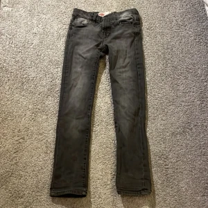 Svarta/gråa jaens skinny - Bra skick 