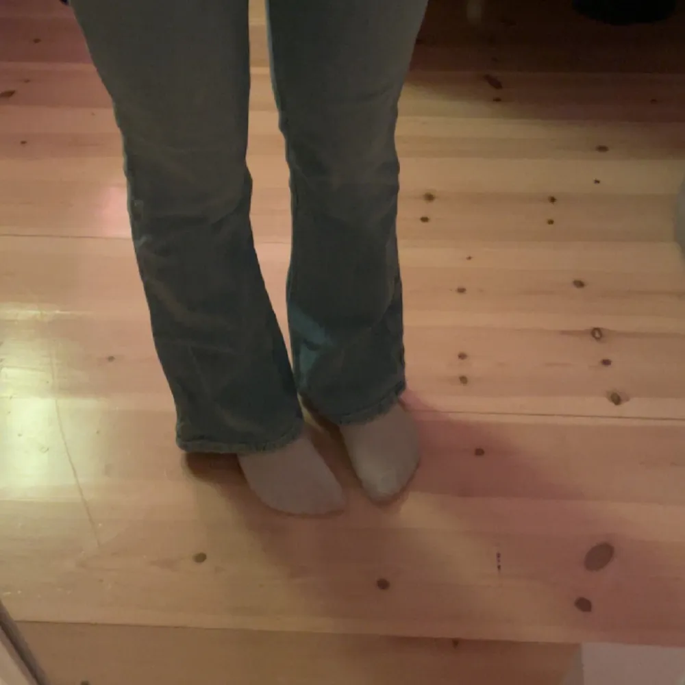 Blåa bootcut jeans från Gina Tricot, super fint skick och även använda fåtal gånger!! Säljer då de inte kommer tillanvändning🤍. Jeans & Byxor.