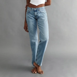 Low straight jeans - Nästan helt nya jeans från Gina Tricot. Storlek 38 Tall, så långa i benen🤩 Färgen är mest lik andra bilden