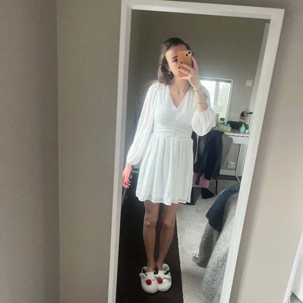 Super söt vit klänning med lite korsett detalj💘 perfekt för sommaren elelr studenten! . Klänningar.