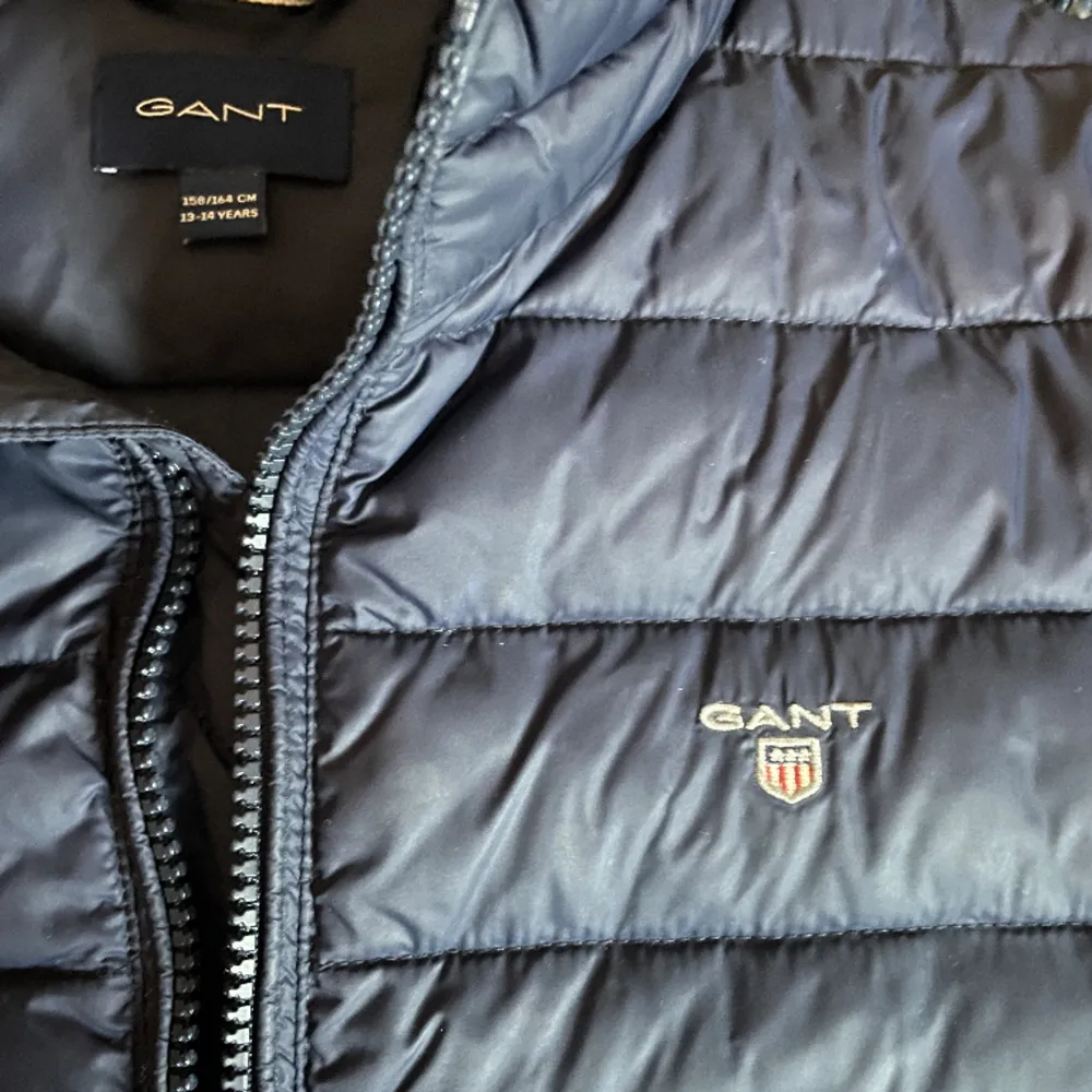 Hej! Säljer denna Gant jackan som passar superbra till våren/ hösten Väldigt bra skick inga skador eller slitage. Storlek 158/164. Jackor.