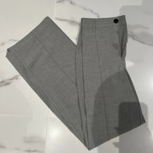 Kostymbyxor  - Gråa kostymbyxor från pull & bear 😍😍