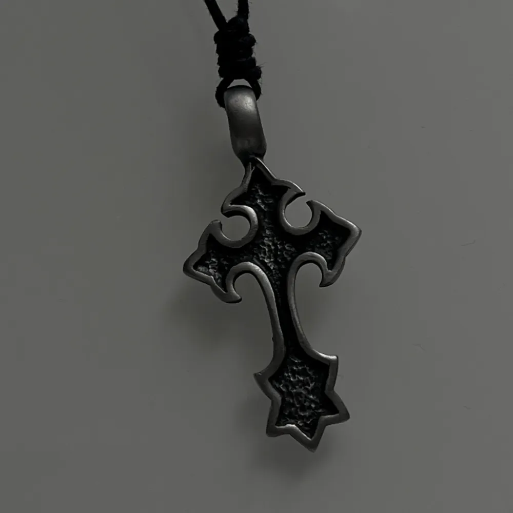 Justerbart halsband använt 1 gång🫰🏼💕 jag tror att korset är i stål för det ser inte ut att kunna tappa färg . Accessoarer.