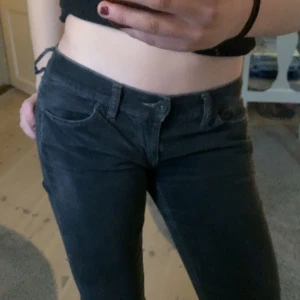 Fina diesel industry byxor💗 - Dessa fina diesel industry byxor är mycket fint bevarade och använda!!  De är super low waist med mönster på fickorna i bak💗 Jag är 168-170cm lång och jag bär vanligtvis 34-36 på byxor. Pris kan diskuteras vid snabb affär, köparen står för frakt!