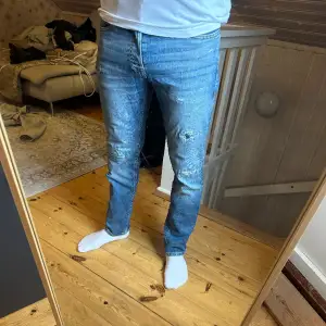 Straight jeans från jack & Jones i modellen comfort/Mike. Använd fåtal gånger, i nyskick. Passar storlek M Priset går att diskutera vid snabb affär!
