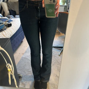 Wrangler Jeans W30 L34 - Säljer mina jättesnygga wrangler jeans eftersom de är för korta, de är low waist och bootcut! Köparen betalar för frakten.