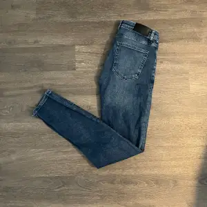 Dressman jeans i bra skick (8,5/10). Vårat pris är 249kr. Storlek W32 L34. Tveka inte att höra av dig vid eventuella frågor!👍🏼