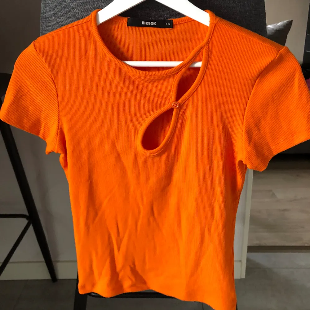 Orange t-shirt från bikbok i storlek XS, jättefint skick då den endast är använd 1 gång! Väldigt stretchigt material så skulle passa S också! . T-shirts.