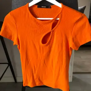 Orange t-shirt från bikbok i storlek XS, jättefint skick då den endast är använd 1 gång! Väldigt stretchigt material så skulle passa S också! 