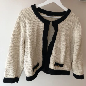 Kofta - Jättefin svart/beige/guldig kofta i storlek 40/42 från Kappahl 