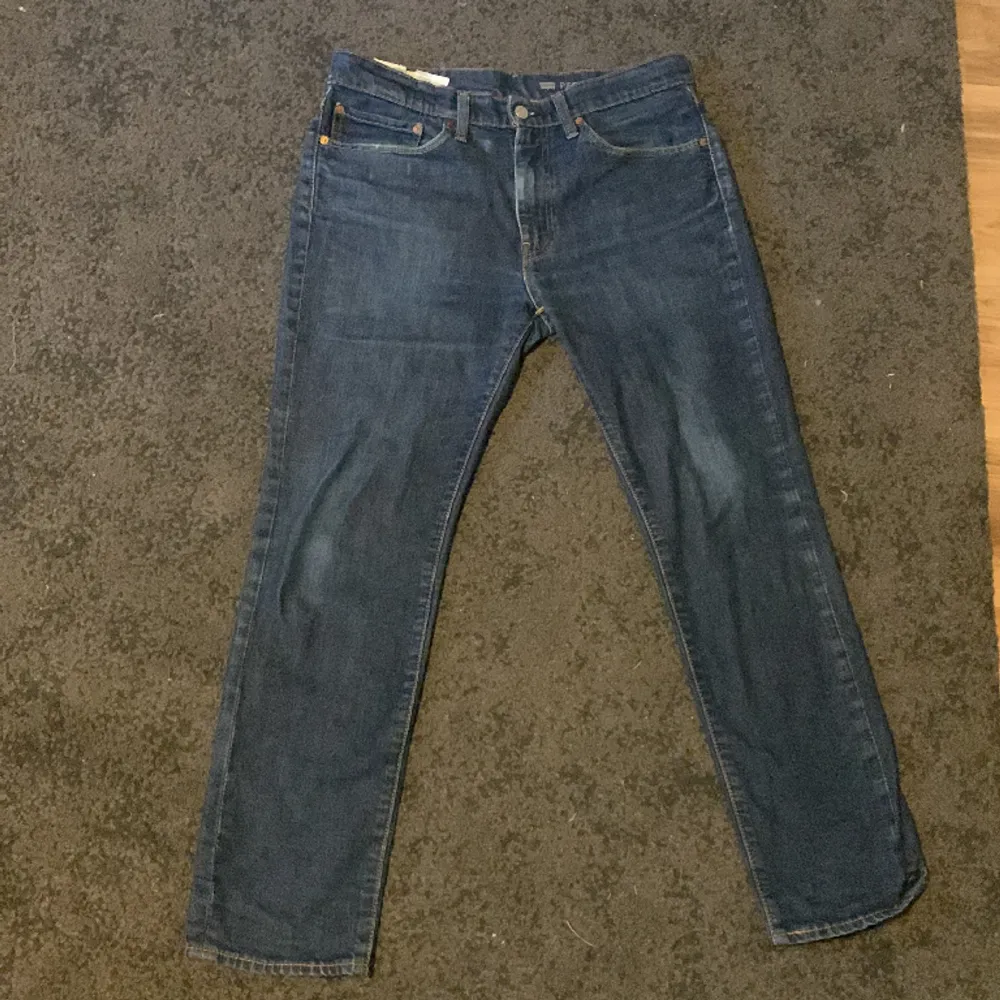 Mörkblåa levi’s 511. Säljer pga av att jeansen är för små. . Jeans & Byxor.