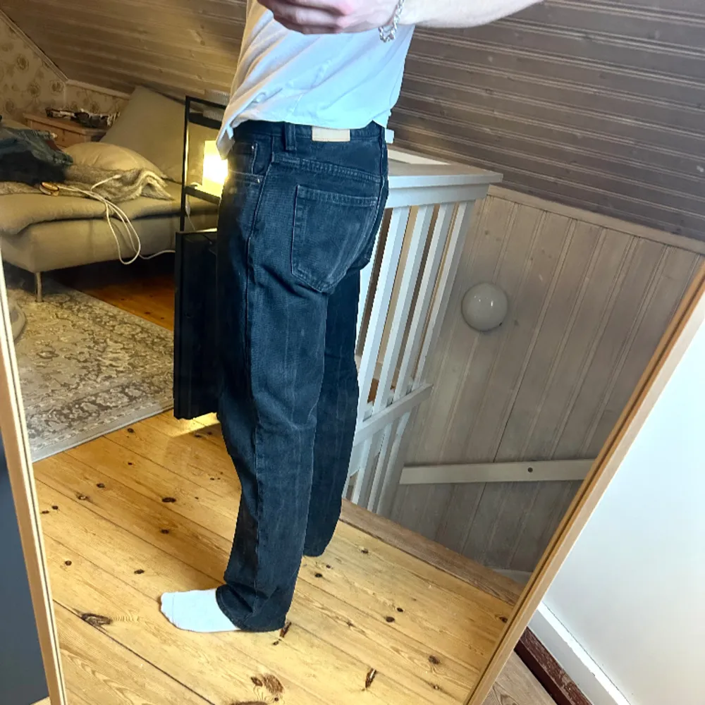 Baggy jeans från weekday. Använd enstaka gånger, som nyskick! Passar M Priset går att diskutera vid snabb affär!. Jeans & Byxor.