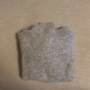 Grå stickad kofta  - Kofta som knappt är använd i jätte fint material pris går diskutera. Det står i storlek L men passar xs 