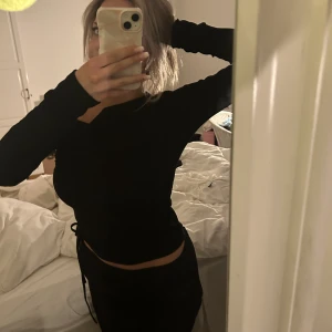 Topp - Säljer denna snygga topp från Ginatricot i storlek S. Säljer för 80kr💞tryck gärna på köp nu❣️