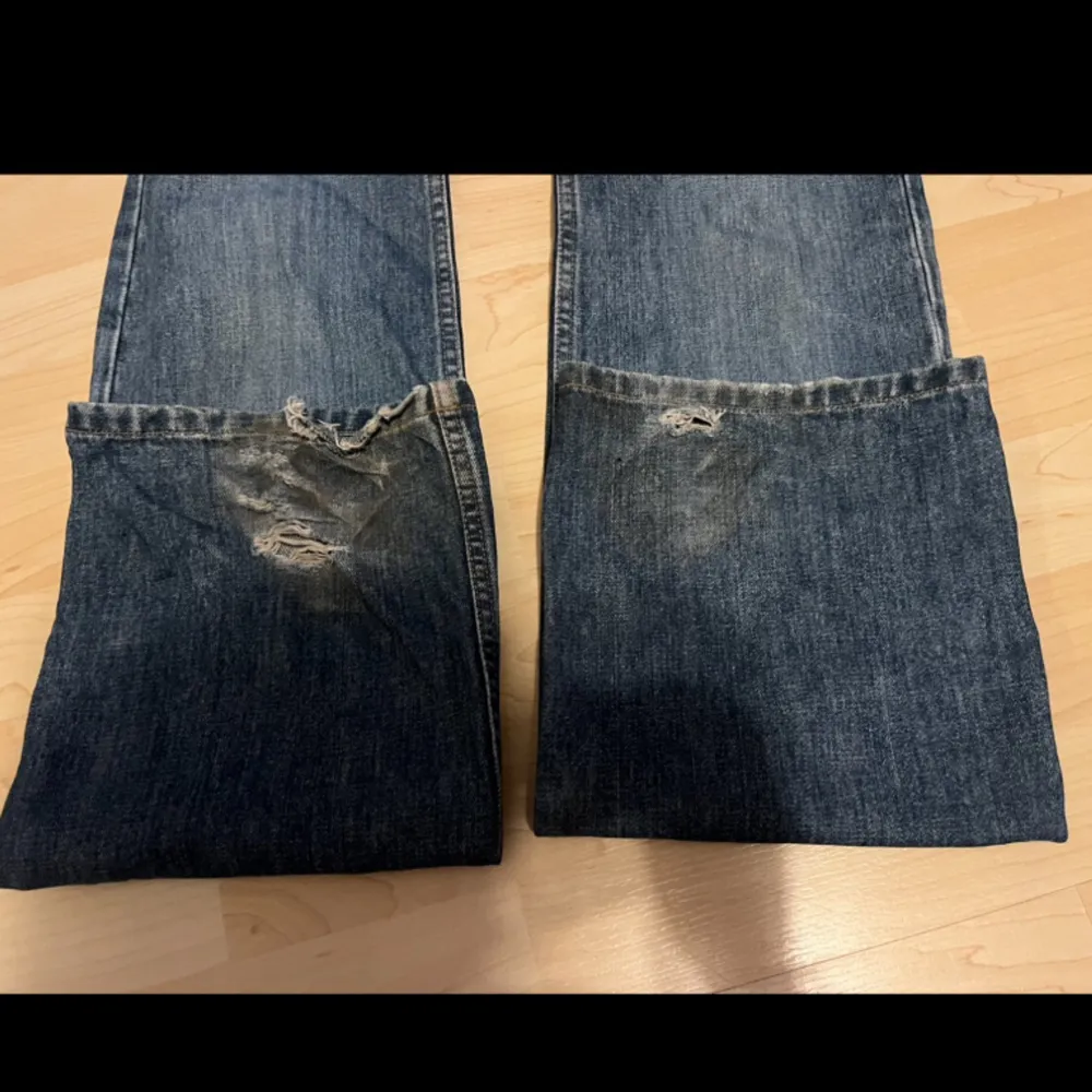 Utsvängda Gucci jeans med detaljer på ena fickan!! Dem är slitna nere vid foten (sista bilden), där av ett lägre pris, men annars är dem i bra skick! ❤️  -midjemått rakt över= 39,5 cm -Innerbenslängd= 90 cm -längd på hela= 113 cm . Jeans & Byxor.