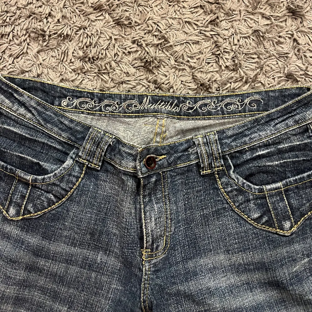 Super snygga jeans som tyvärr inte passade mig i längden. Jätte bra skick och materialet är bra. . Jeans & Byxor.