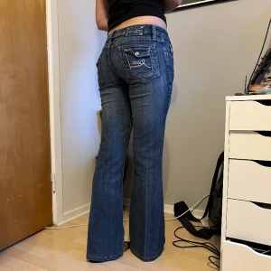Diesel Jeans - Lågmidjade Bootcut diesel Jeans med detaljer på fickorna!   -midjemått rakt över= 39cm -innerbenslängd= 79cm -längd på hela= 100cm