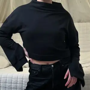 En svart tröja från Zara med dragkedjor på ärmarna så man kan ha antingen vida och icke-vida ärmar, i storlek S❤️