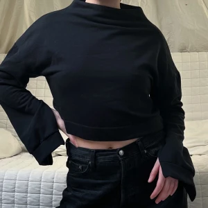 Zara tröja - En svart tröja från Zara med dragkedjor på ärmarna så man kan ha antingen vida och icke-vida ärmar, i storlek S❤️