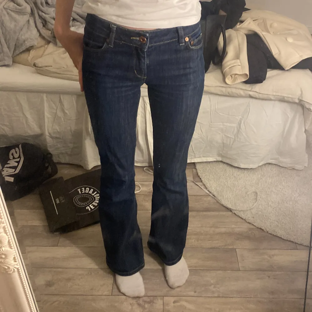 Fina mörkblå bootcut jeans, säljer för jag inte använder. Finns några små hål på insidan vid midjan pga att jag haft en snöre för som varit stor i midjan men syns inte🤍midjemått:79 innerbenslängd:80. Jeans & Byxor.