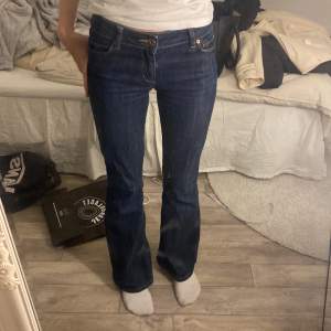 Fina mörkblå bootcut jeans, säljer för jag inte använder. Finns några små hål på insidan vid midjan pga att jag haft en snöre för som varit stor i midjan men syns inte🤍midjemått:79 innerbenslängd:80