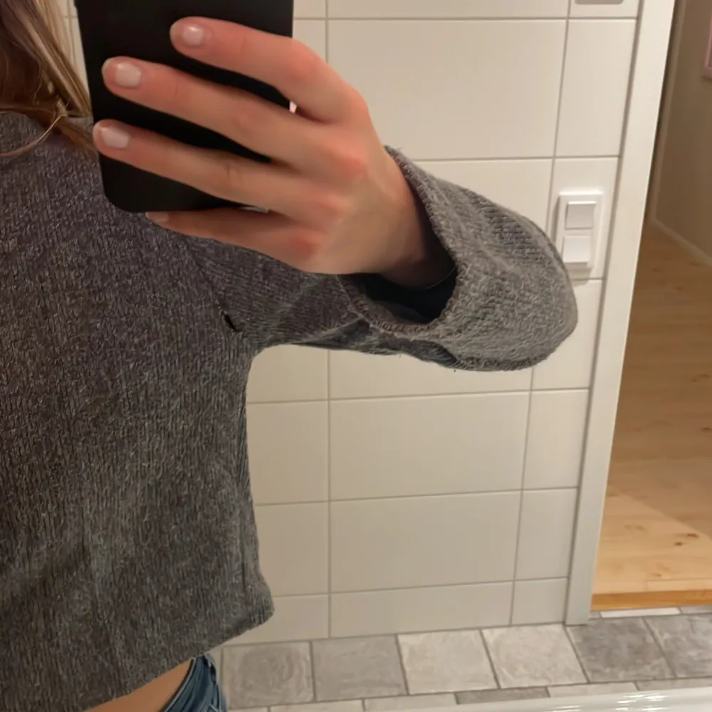 En lite kortare grå tröja från zara, kommer inte till användning. Ett väldigt litet hål vid armhålan, därav säljs den för 65kr🥰🥰. Stickat.