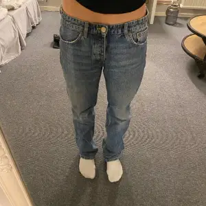Säljer super snygga baggy jeans från zara som inte är min stil längre. Säljs inte på zara längre. Väldigt bra skick! Hör av er för frågor ❤️sitter bra på mig som brukar ha S-M i storlek.