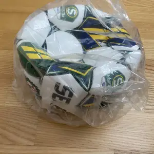 Jag säljer nu min fotboll från Ösk, superettan 2023. Jag vann den från ÖBAB-skottet på en Ösk match, så jag kan garantera att den är äkta:) Size 5 Helt ny, har inte ens tagit upp den ur påsen:)